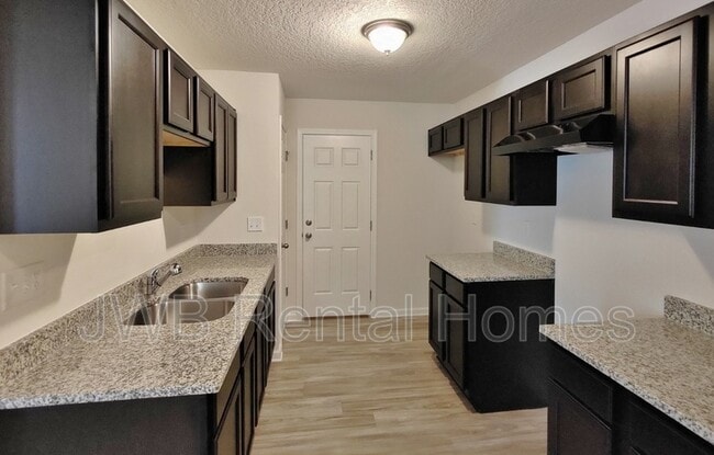 Photo - 704 E 56th St