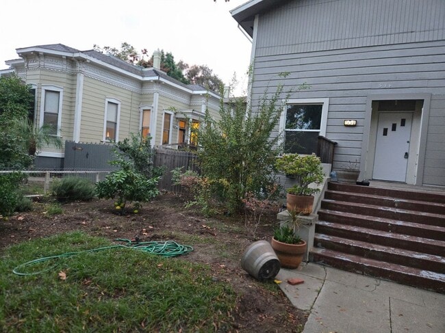 Photo - 534 College St