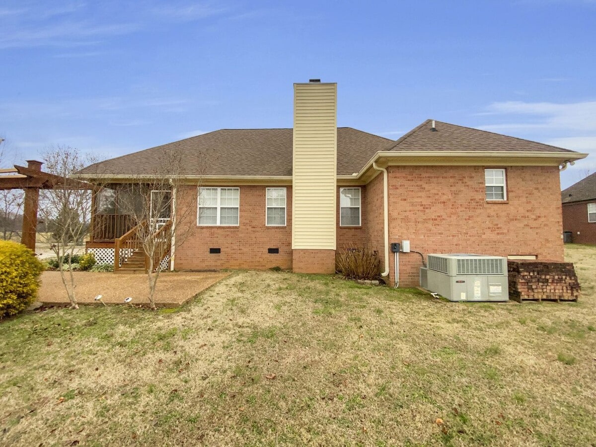 Photo - FOR LEASE- SINGLE FAMILY HOME MINUTES TO I-40 AND HWY 109!