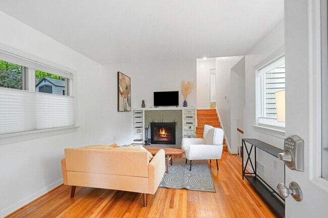 Photo - 3 Bed 1.5 Bath - Takoma Park Cottage - Mov...
