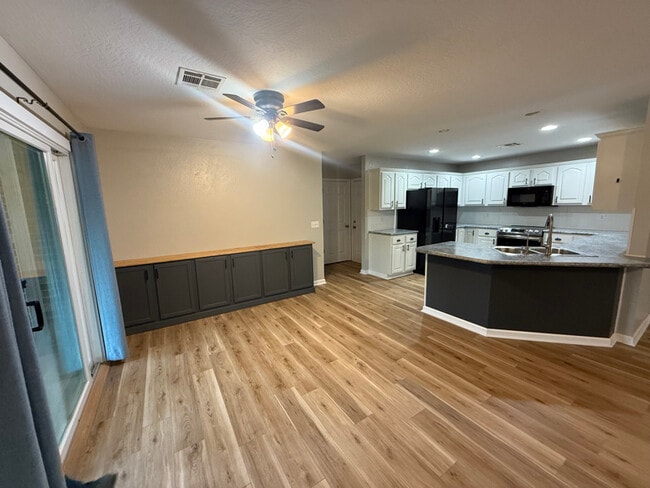 Photo - 404 E 9th St