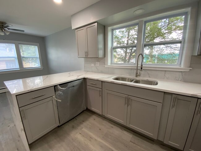 KITCHEN - 2228 W 71st St Unit 1