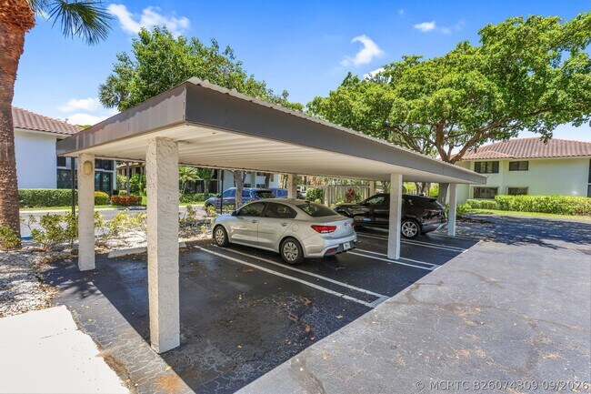 60 Pelican Pointe Dr Unit 201