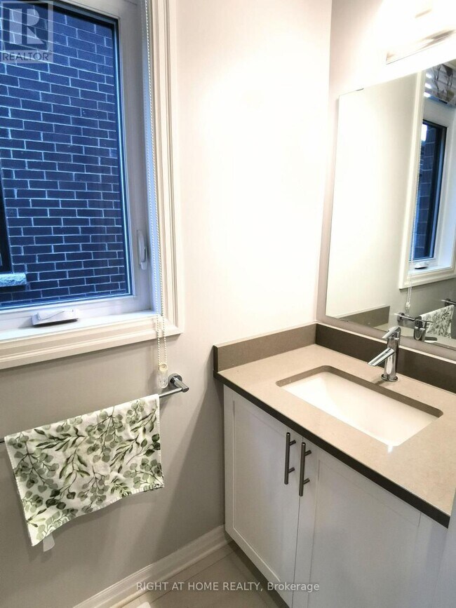 Photo - 321 Lysander Pl