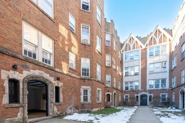 Photo - 7418 N Damen Ave