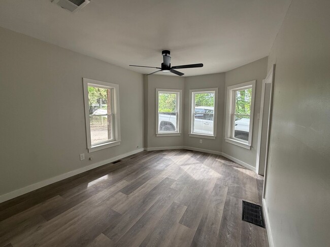 Photo - 186 W Bow St