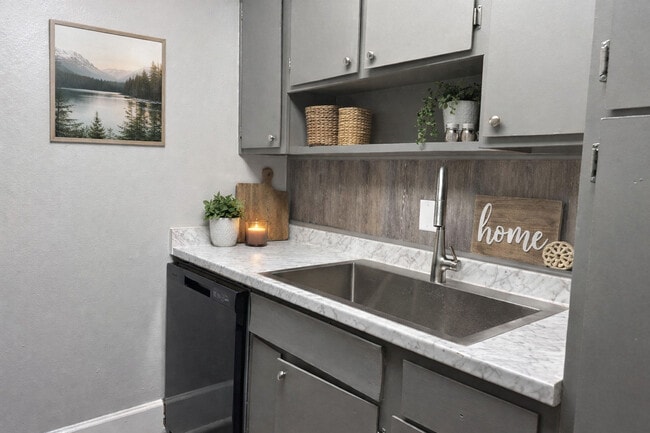 Building Photo - Wind Crest Apartments & Townhomes