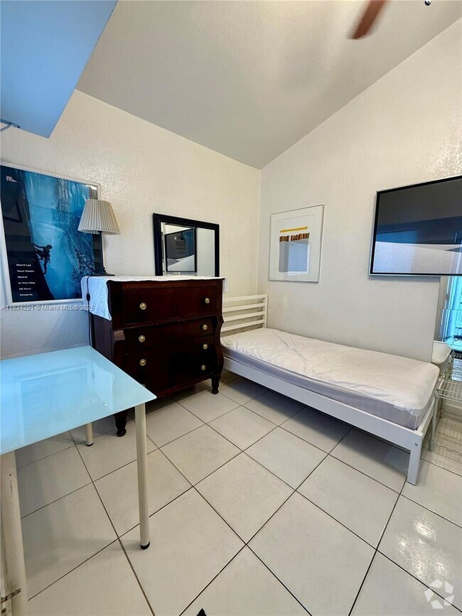 Building Photo - 1750 SW 16th St Unit 1 Rental