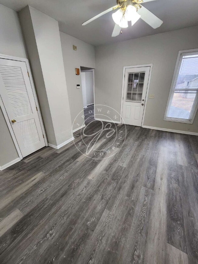 Photo - 2 bed upper unit! Private Entrances! Fully updated! Unidad Upper