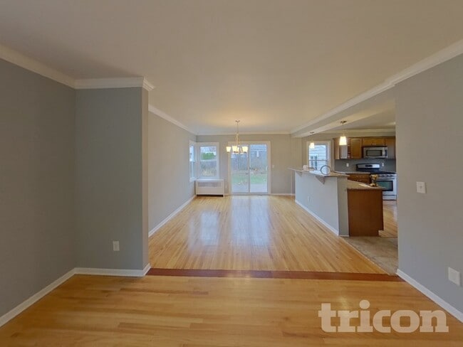 Photo - 803 Willard St W