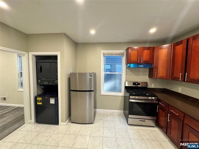 Building Photo - 628 Lincoln Ave Unit 1 Rental
