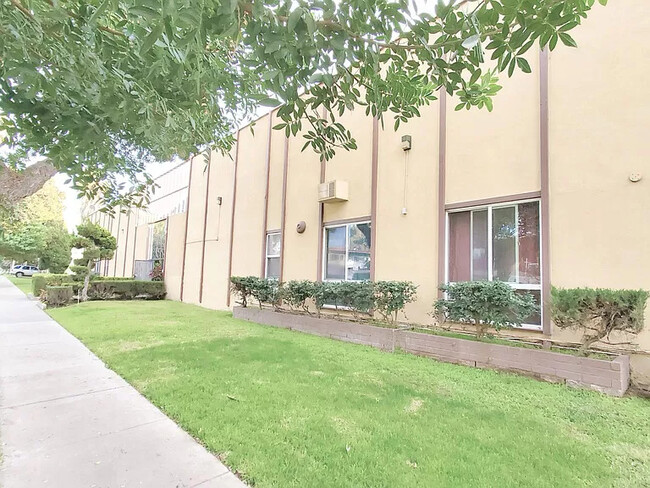 14-unit building with courtyard - 1818 W Sumac Ln Apartments Unit 1