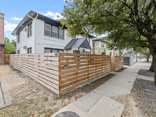 Photo - 1119 Waugh Dr Unit 4