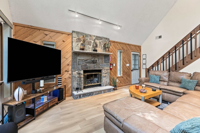 Photo - 2174 Lakeview Dr E