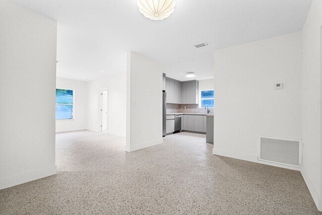 Photo - 341 NW 43rd St