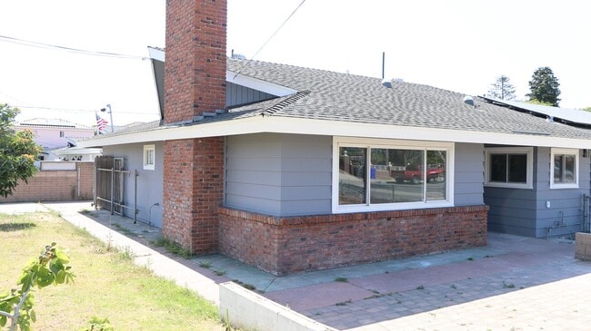 Building Photo - 2 bedrooms 2 baths corner home in Imperial Beach.