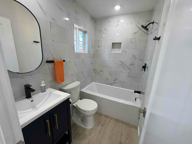 Photo - 400 Calle Del Monte Unit B