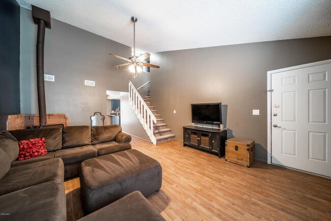 Photo - 3 Bed/ 2.5 Bath Greenlaw Townhouse w/2 Car Garage! - Mountain Views! - Students & Pets OK! Avail....