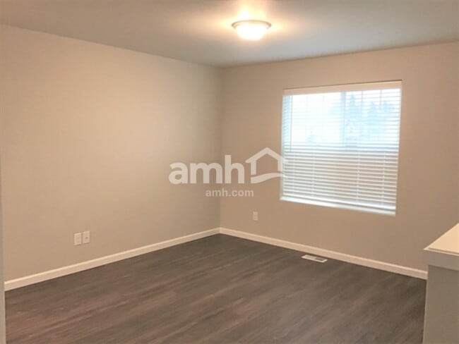 Photo - 967 Riggs Dr E