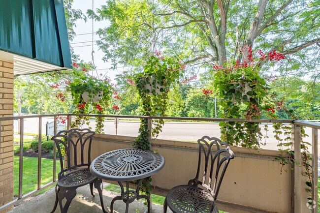 2BR, 1BA - 900SF - Balcony