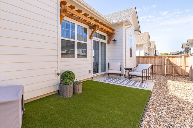 3BR, 2BA - 1225SF - Outdoor Area