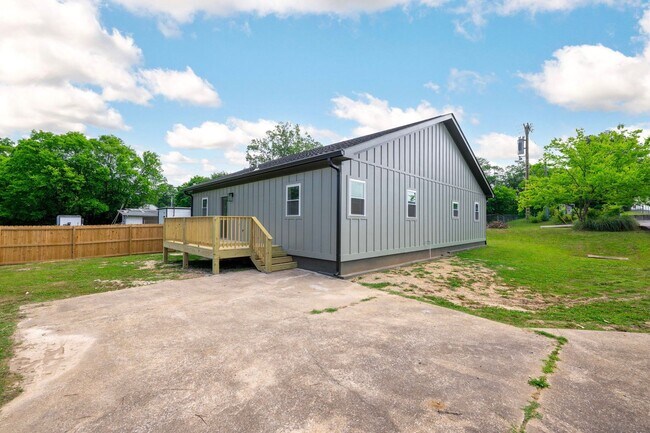 317 S Howell Ave