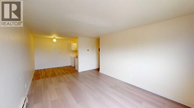 Photo - 9515-9100 100 Ave.