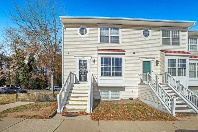 Building Photo - THREE BEDROOM 2.5 BATH TOWNHOME IN PRISTINE CONDITION IS AVAILABLE FOR IMMEDIATE OCCUPANCY IN RIV...