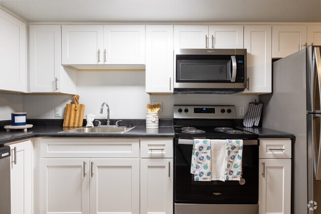 2BR, 1BA - 1,120SF - The 500 Townhome Apartments