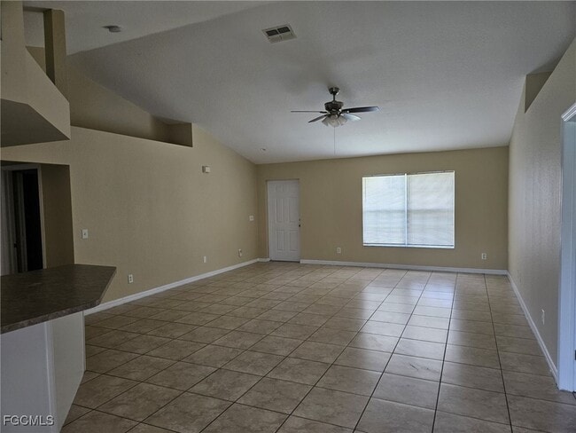 Photo - 861 Chipley St E