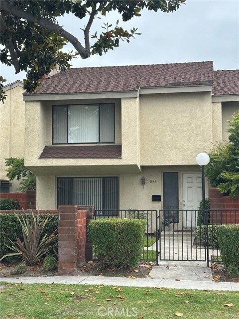 835 W Orangewood Ave