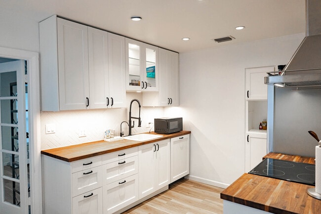 Building Photo - 704 Yelvington Ave