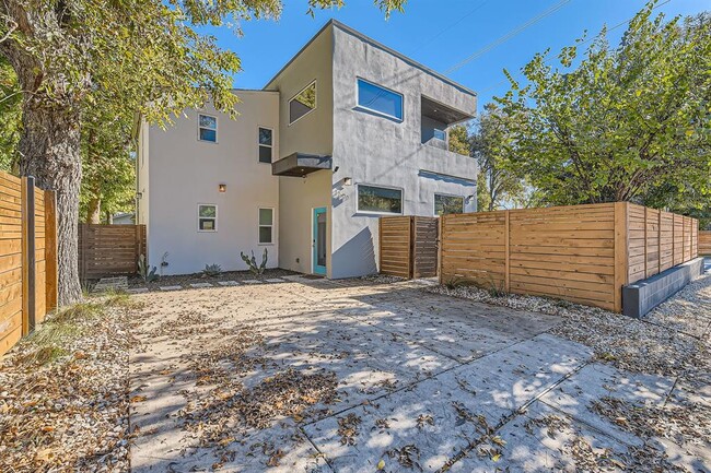 Building Photo - 1600 Holly St Rental