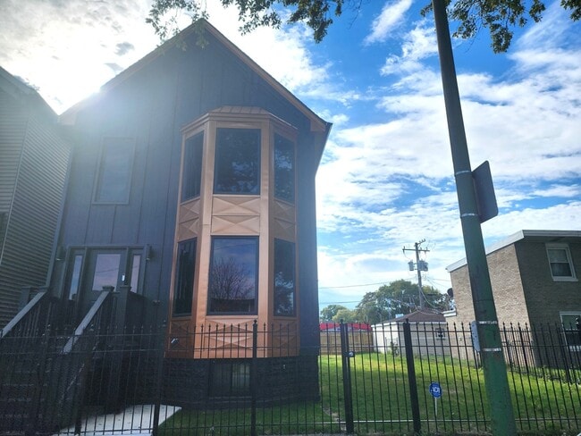 Photo - 243 W Swann St