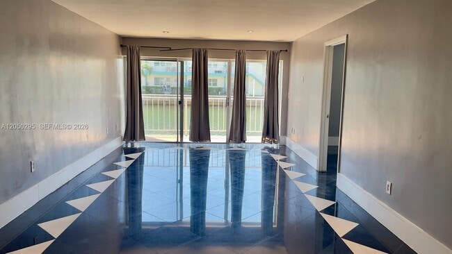 Photo - 3944 NE 167th St Unidad 106