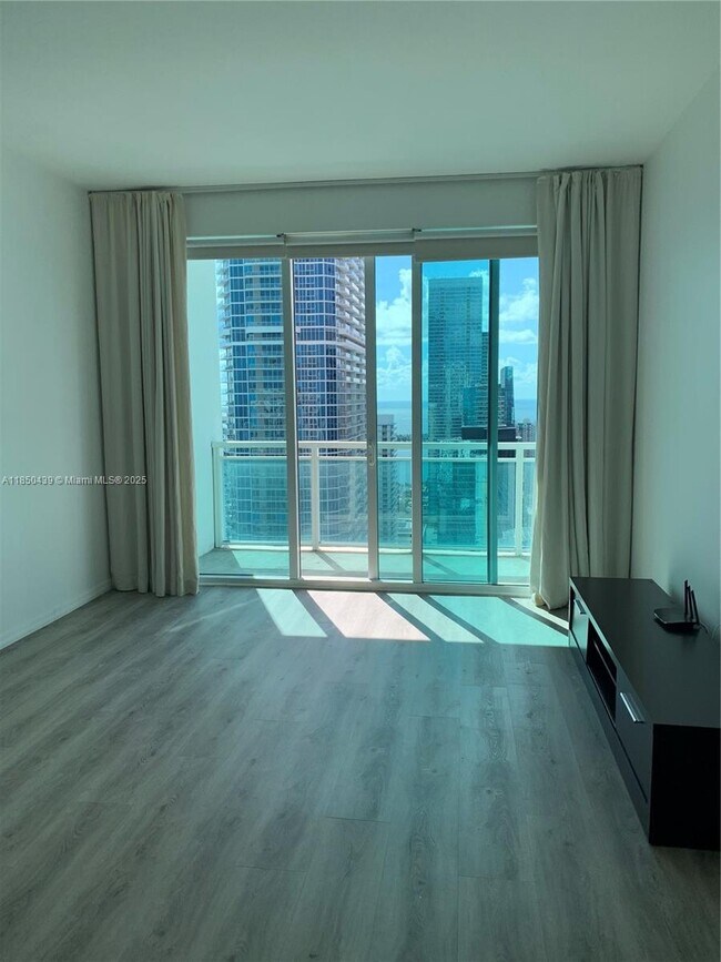 Building Photo - 950 Brickell Bay Dr Unit 4303 Rental