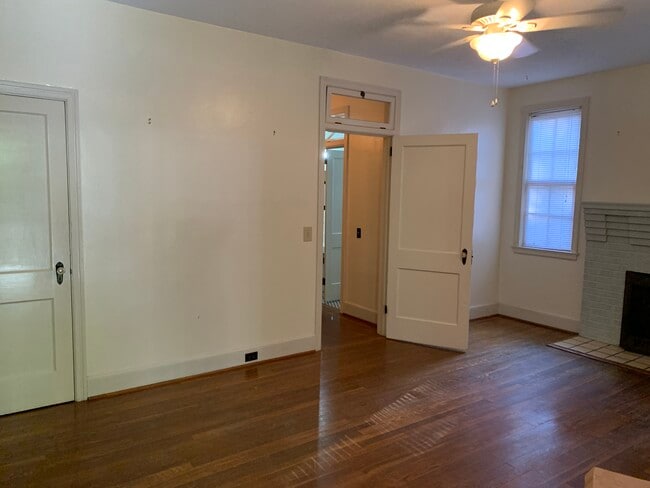 Bright living room w/closet & ceiling fan - 2603 Kiawah Ave Unit South King