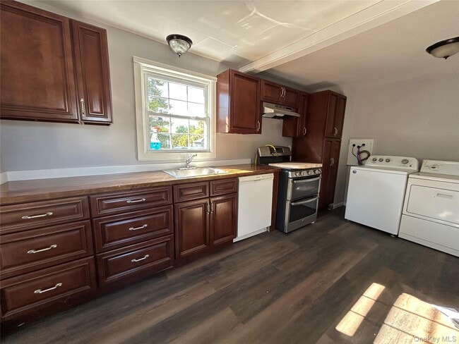 Photo - 490 Commack Rd