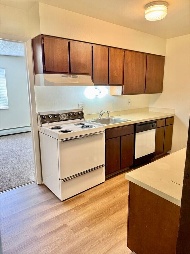 Building Photo - 1st & 2nd Floor, 1ST MONTH 1/2 OFF SPECIAL... Rental