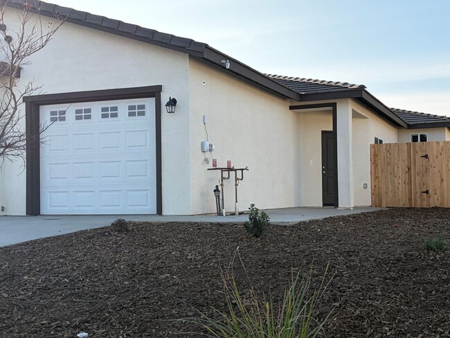 Building Photo - 6010 Cougar Trl Unit B