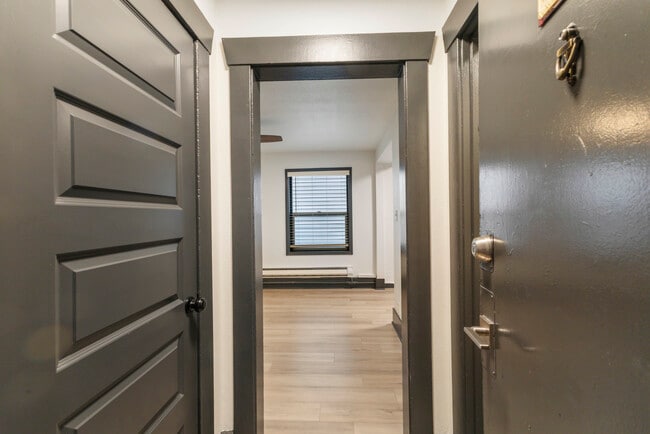 Fully Renovated - Studio - Kensington and Lauriston