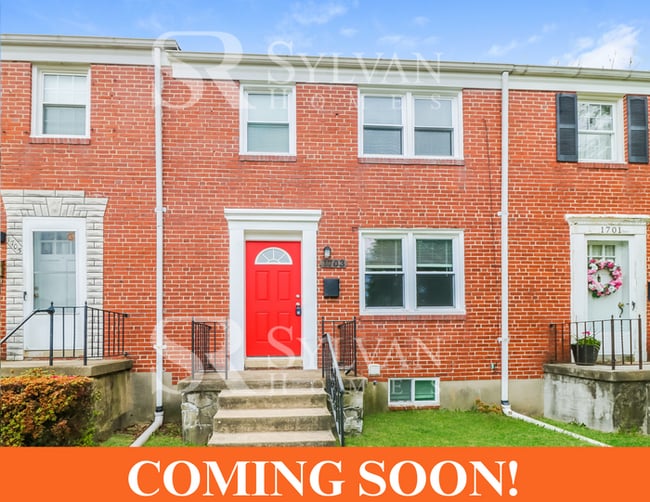 Building Photo - Lovely move-in ready 4-bedroom, 2-bath townhouse.
