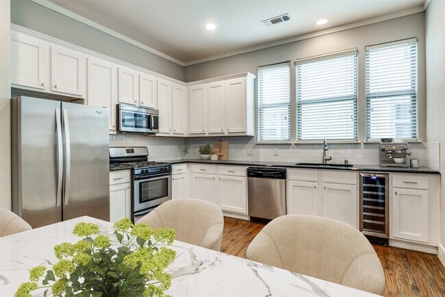 Photo - 4323 Dickason Ave