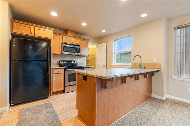 Building Photo - Modern Townhome Near the Willamette River