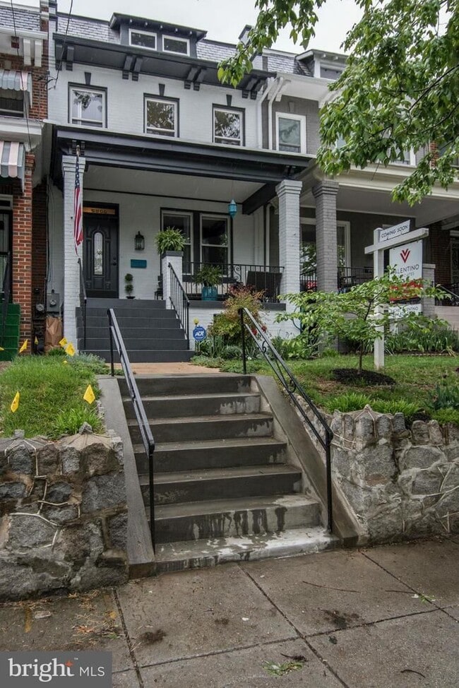 Building Photo - Spacious Three Bedroom Home W/Backyard, Ba...