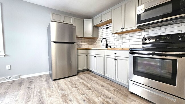 Building Photo - 158 Main St Unit Apt. F