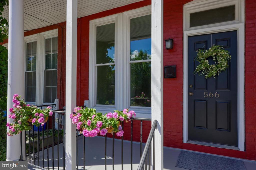 Photo - 566 N Plum St