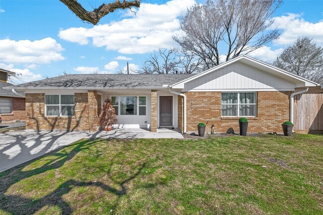 Building Photo - 339 E Delz Dr