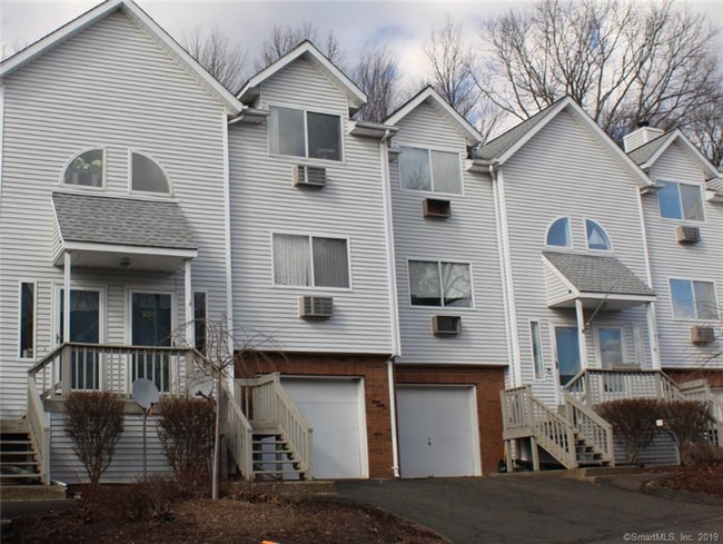 Photo - 925 Oronoke Rd