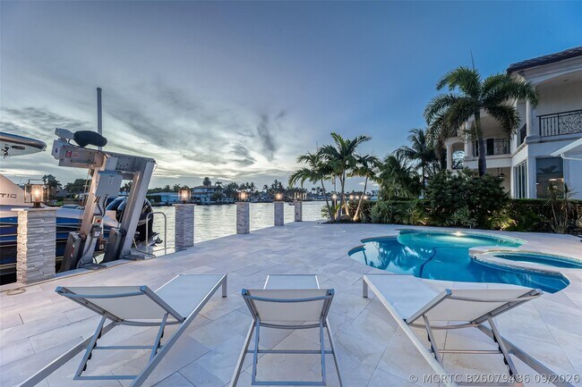2005 N Riverside Dr